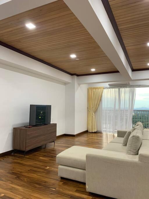 The Venus - Spacious Wooden Top Floor Apartment Sitiawan Εξωτερικό φωτογραφία